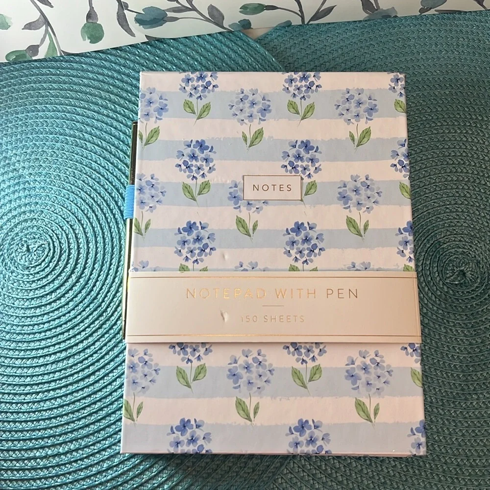 Floral 💙🩵 Notepad with Pen 150 sheets blue and white hydrangeas
